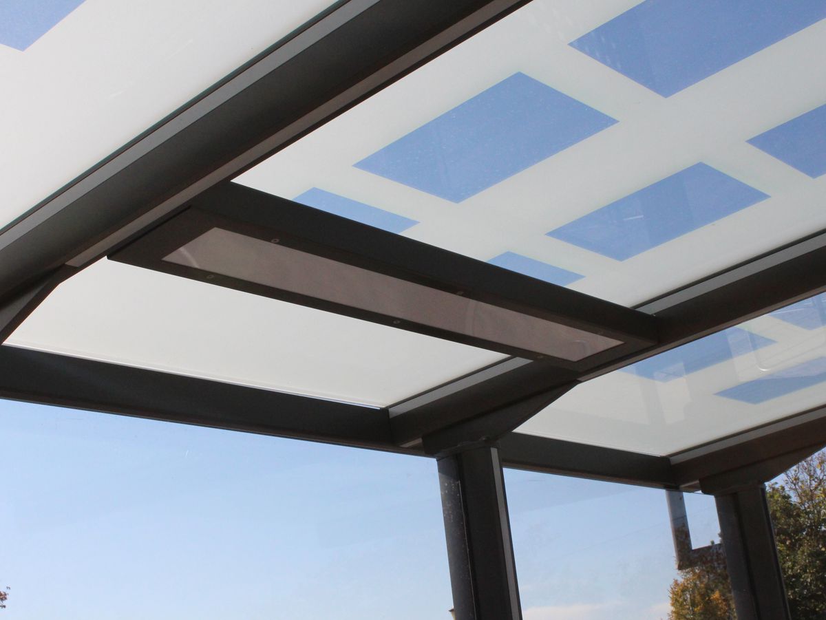 Nahaufnahme der Beleuchtung in einer Wartehalle