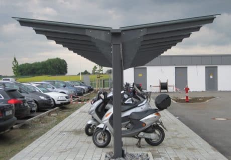 Eine beidseitige Fahrradüberdachung mit Motorrädern