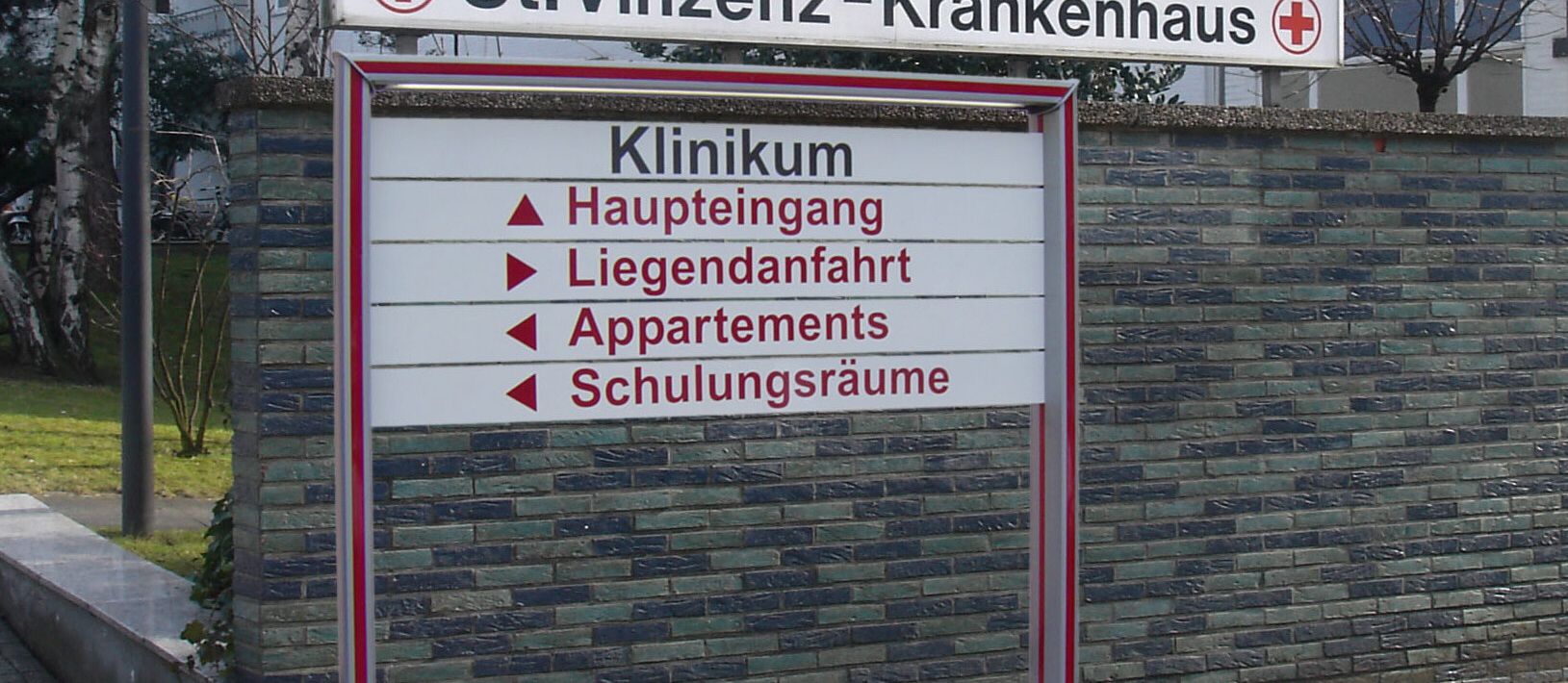 Eine Beschilderung für das St. Vinzenz-Krankenhaus