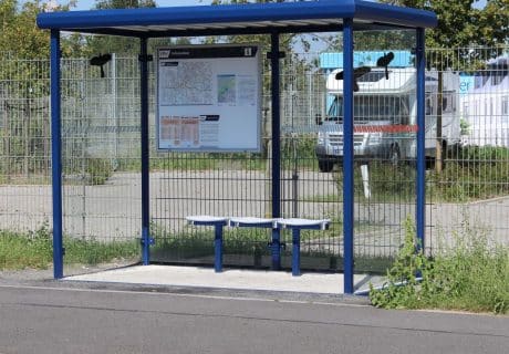 Eine blaue zweifeldrige Wartehalle am Straßenrand