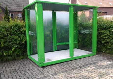 Ein grüner Raucherunterstand mit Vorderwandelement