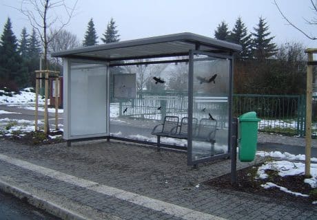 Eine graue dreifeldrige Wartehalle mit Werbevitrine