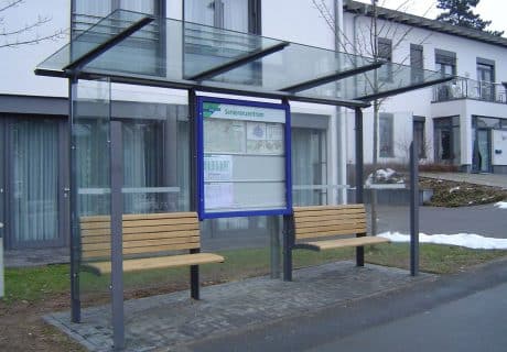 Eine graue dreifeldrige Wartehalle am Straßenrand