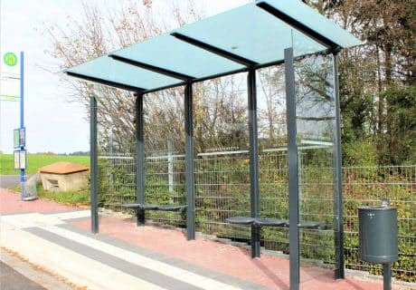 Eine graue dreifeldrige an das Längsgefälle angepasste Wartehalle am Straßenrand