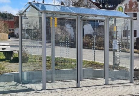 Eine graue dreifeldrige Wartehalle mit zwei Vorderwandelementen