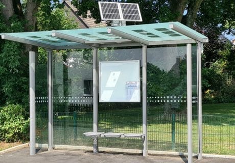 Eine graue Wartehalle mit Solarbeleuchtung am Wegesrand