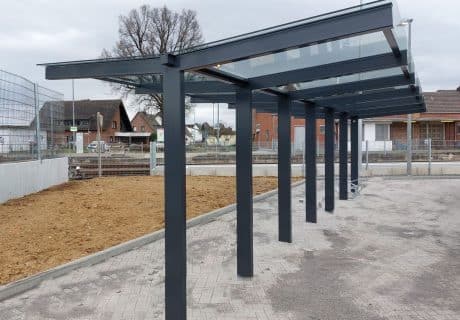 Eine sechsfeldrige Ausführung einer Fahrradüberdachung