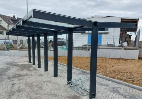 Eine sechsfeldrige Ausführung einer Fahrradüberdachung