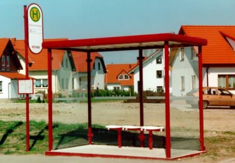 Eine rote zweifeldrige Wartehalle am Wegesrand