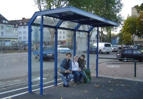 Eine blaue dreifeldrige Wartehalle auf einem Parkplatz