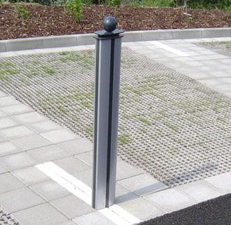 Ein Geländerteil mit Kugelspitze