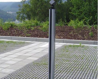 Ein Geländerteil mit Vierkantspitze