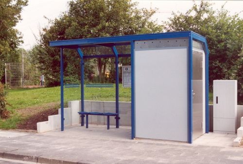 Eine Personaltoilette an einer Wartehalle am Straßenrand