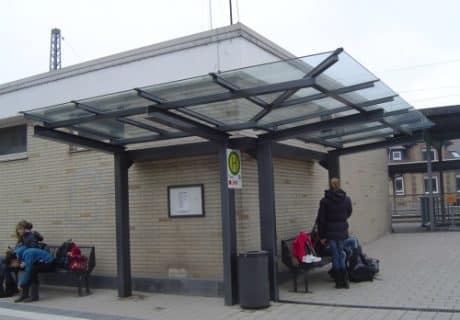 Eine Überdachung eine Ecke entlang mit fünf Personen