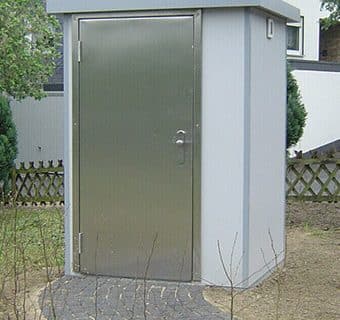 Eine Personaltoilette mit einem Weg, der zu ihr führt