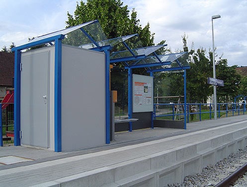Eine Personaltoilette an einer Wartehalle am Gleis