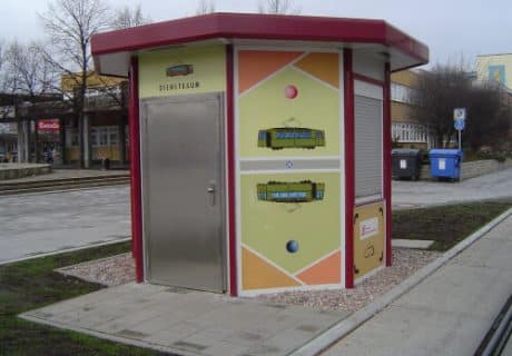 Eine achtseitige Personaltoilette am Straßenrand