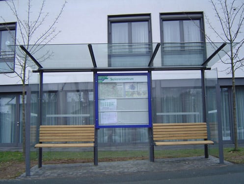 Eine Wartehalle mit Informationsblättern