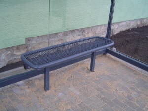 Eine dunkelblaue Drahtgittersitzbank in einer Wartehalle