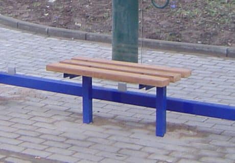 Eine Holzsitzbank in einer Wartehalle