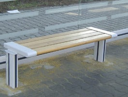 Eine Holzsitzbank in einer Wartehalle