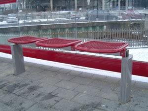 Rote Drahtgittersitze in einer Wartehalle