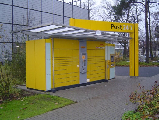 Eine Packstation der Deutschen Post am Wegesrand