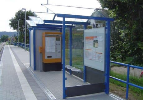 Eine blaue dreifeldrige Wartehalle mit Personaltoilette am Straßenrand