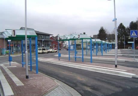 Mehrere blaue dreifeldrige Wartehallen am Straßenrand