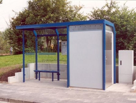 Eine Toilettenanlage mit Wartehalle