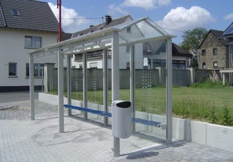 Eine graue vierfeldrige Wartehalle am Wegesrand