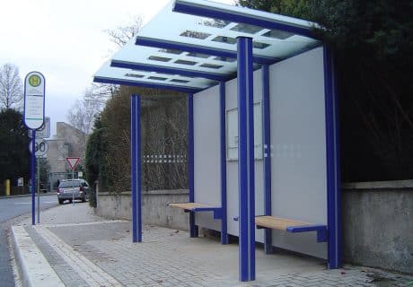 Eine dunkelblaue dreifeldrige Wartehalle mit einer Rückwand aus Hochdrucklaminatplatten