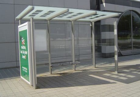 Eine graue dreifeldrige Wartehalle mit beleuchteter Werbevitrine in einer Seitenwand
