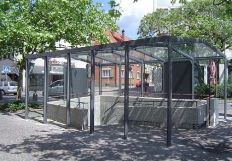 Eine Eingangsüberdachung mit Treppe, die in den Boden führt