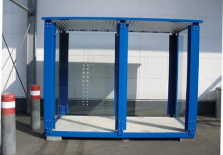 Ein blauer Raucherunterstand mit Betonboden