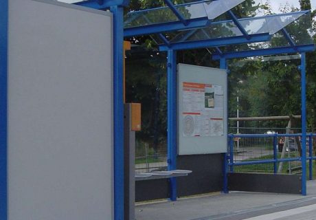 Eine blaugraue Wartehalle mit Personaltoilette am Bahnsteig