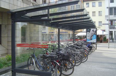 Eine Fahrradüberdachung mit mehreren Fahrrädern