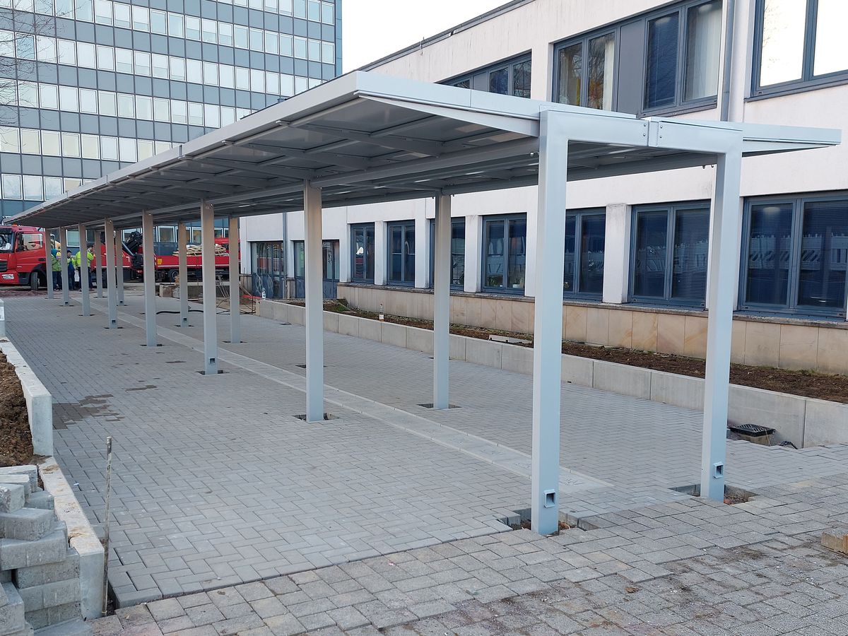 Eine weiße Wartehalle